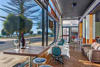 Beachfront Voyager Motor Inn - parking