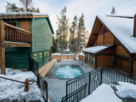 バッファロー マウンテン ロッジ バンフのホテル