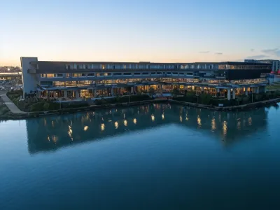 Mercure Melbourne Caroline Springs Hotels in Cobblebank
