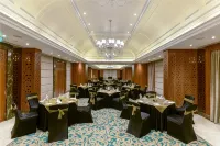 Lemon Tree Premier “The Atrium” Ahmedabad - bar