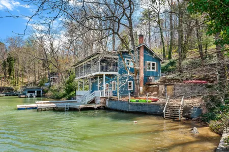Stunning Lake Views and Cozy Retreat - Exquisite Lakefront Haven