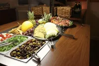 Guesthouse Eleven Hotel - breakfast