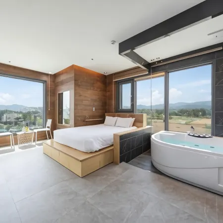 Gangneung Terrain by W Pension Отели рядом с достопримечательностью «Пляж Канмун»