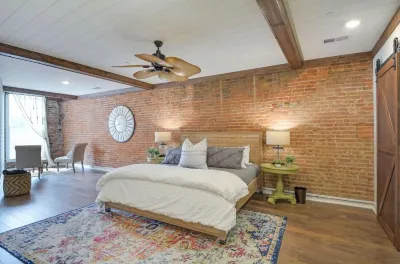 Two Story Suite Overlooking Historic Main Street Galena, IL. Sleeps 16!