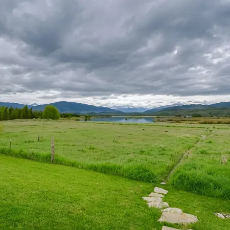 Mountain Meadows Condo Walk to Ski Shuttle!