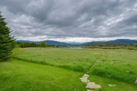 Mountain Meadows Condo Walk to Ski Shuttle! - Parkering