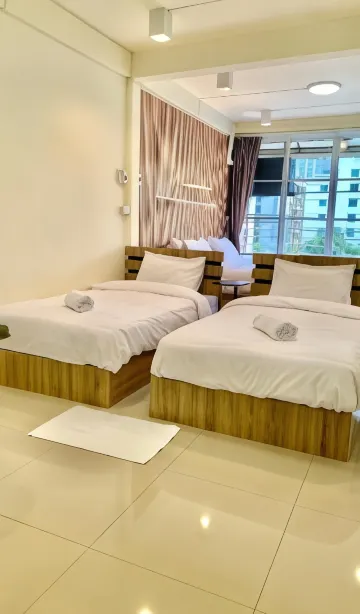 ห้องครอบครัว 4 ท่าน พร้อมหน้าต่าง เตียงคิงไซส์ 1 เตียง และเตียงเดี่ยว 2 เตียง