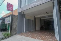 RedDoorz near Laweyan Gentan Hotels in Purbayan