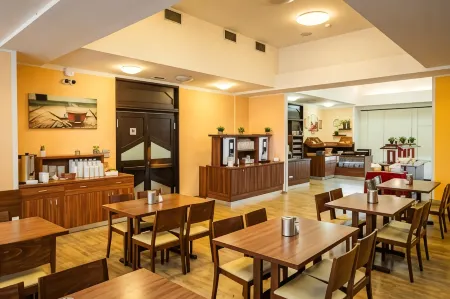 Hotel Globus Отели в г. Jesenice u Prahy