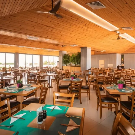BM Beach Hotel Отели рядом с достопримечательностью «Городской пляж»