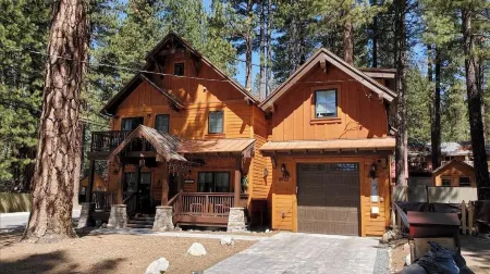 Rustic/Modern Open Concept Spacious 3br-Walk to Beach,  level 2 tesla charger Отели рядом с достопримечательностью «Государственная зона отдыха Кингс Бич»