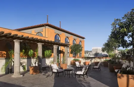 Plaza la Reina Отели рядом с достопримечательностью «Парк Холмби»