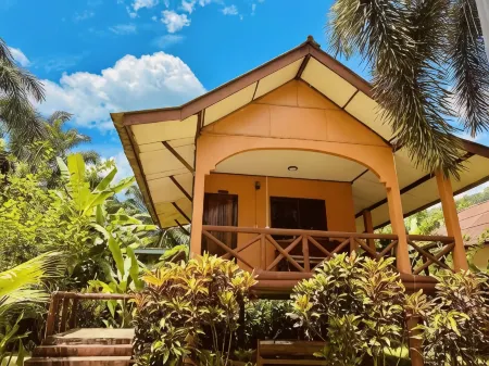 Khao Sok Nung House Отели в г. Phanom