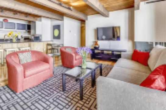 Prime Access to Shopping and Dining - Elegant Mountain Retreat