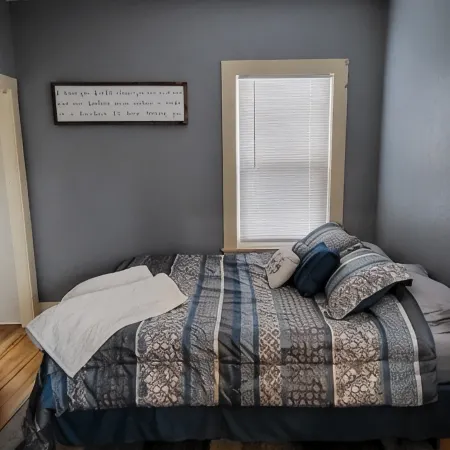 Point Central! - Bright, Simple Downtown Apartment