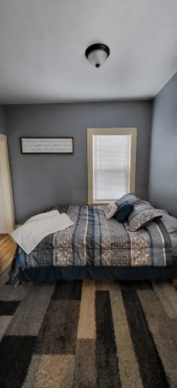 Point Central! - Bright, Simple Downtown Apartment