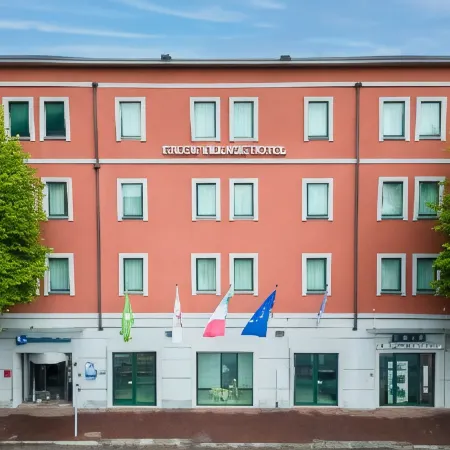 Best Western Falck Village Hotel Отели рядом с достопримечательностью «Станция метро Bignami»