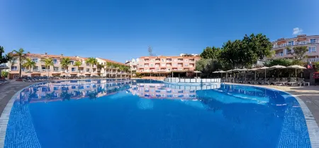 Hotel El Duque Отели рядом с достопримечательностью «Плайя де Торвискас»