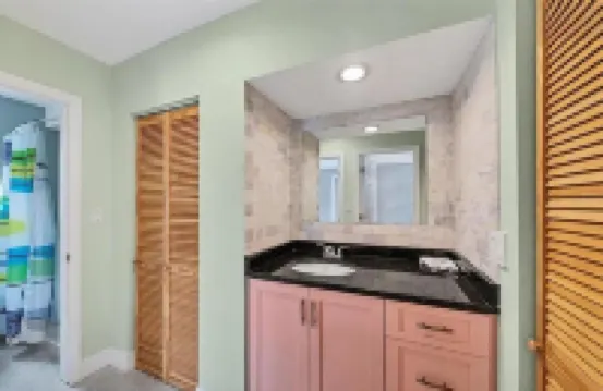 1st floor apt B. 1 mile from waterfront and downtown. Just 2 miles from beach!