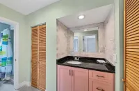 1st floor apt B. 1 mile from waterfront and downtown. Just 2 miles from beach! Hotels near Ringling College of Art and Design