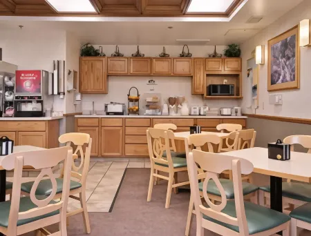 Super 8 by Wyndham Ottawa Starved Rock Отели в г. Нейплейт