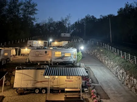 Sokcho New York Caravan Отели рядом с достопримечательностью «Cheongchoho Lake»