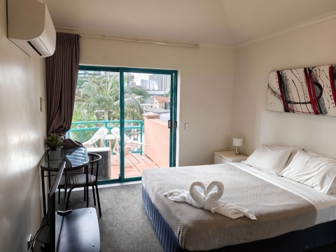 Aruba Surf Resort Hotels in Broadbeach