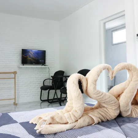 Charming White Wooden Home Stay Отели рядом с достопримечательностью «Ват Пхра Махатхат»