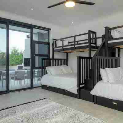Giraffe Oasis - Kruger Luxury Family Villa: 5-BRs WiFi & AC in Marloth Park Rooms