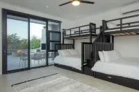 Giraffe Oasis - Kruger Luxury Family Villa: 5-BRs WiFi & AC in Marloth Park