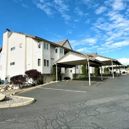 Cozy Chelan Condo, Lake & Mountain Views Отели в г. Челан