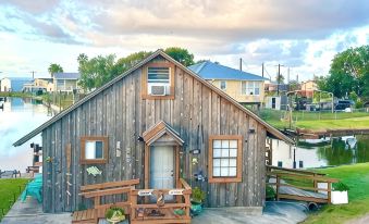 Rustic Island fishing cabin on canal to San Bernard River.