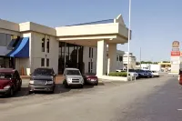 Trade Winds Central Inn - Motels