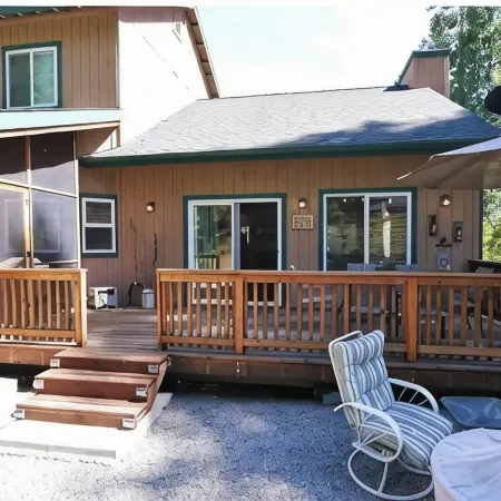Spacious cabin with game room free WIFI & parking