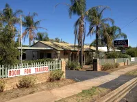 Oasis Motel - parking