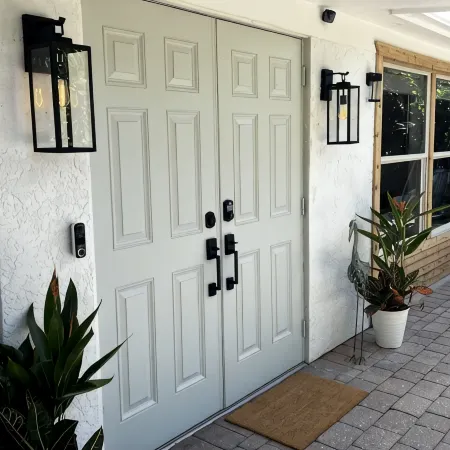 Stylish & comfortable, new Salt Water Hot Tub & 1 mile away from 5th Ave & Beach