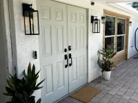 Stylish & comfortable, new Salt Water Hot Tub & 1 mile away from 5th Ave & Beach