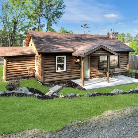 Walk to Beach - Close to Town - Pet Friendly Cabin