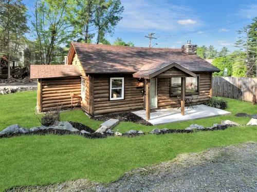 Walk to Beach - Close to Town - Pet Friendly Cabin