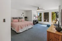 Spacious 4/5BR 4BA Tahoe Retreat w/ Hot Tub – Walk to Lake & Near Ski Resorts