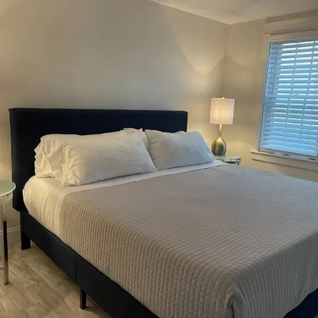 Swanky Flat in the Heart of Dock Square,  SUPER CLEAN! WALK TO EVERYTHING!
