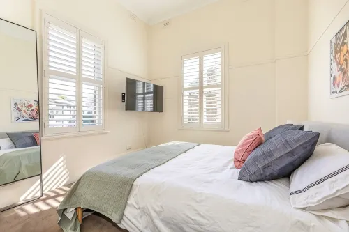Oversized Artdeco Apartment w 4m high ceilings - Wifi