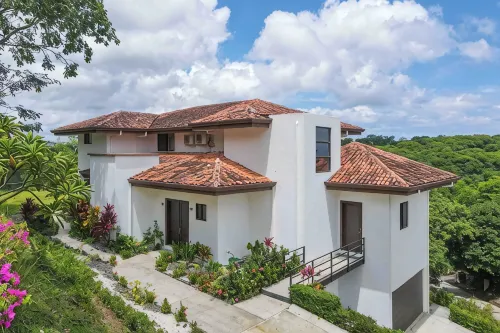 Oceanview 4-bedroom house w/ pool in Playa Hermosa, Guanacaste