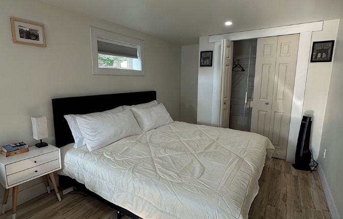 Cozy Private Bachelor Unit King Size bed.