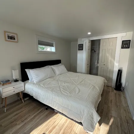 Cozy Private Bachelor Unit King Size bed. Отели в г. Ривервью