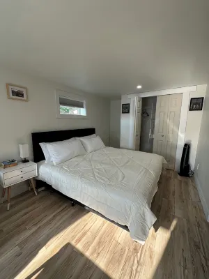 Cozy Private Bachelor Unit King Size bed.