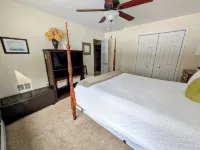 Beth's Place - On the River - W/ Hot Tub, Pickleball Court & Putting Green