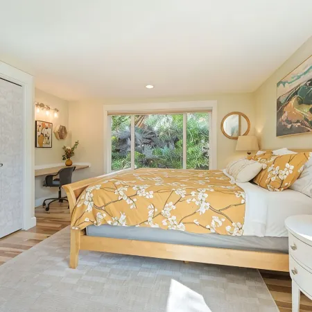 Hillside Haven: Tranquil NW Studio Near the River