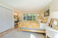 Hillside Haven: Tranquil NW Studio Near the River