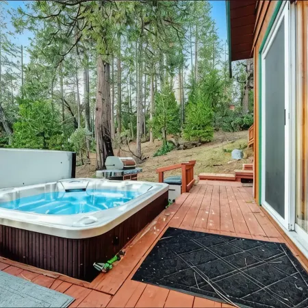 The Cabin Life- Dog Friendly w/3BR+loft & Hot Tub